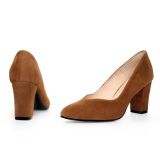 Czekoladowe czółenka z wycięciem na klocku