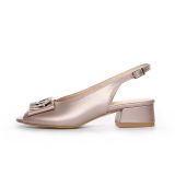 Perłowe czółenka z paskiem na niskim klocku