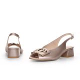 Perłowe czółenka z paskiem na niskim klocku