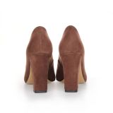 Klasyczne zamszowe czółenka na słupku w kolorze czekoladowego brązu